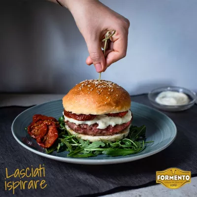 Hamburger di Scottona con crema di pecorino romano, pomodori secchi e rucola