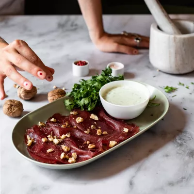 Carpaccio con crema di gorgonzola e noci