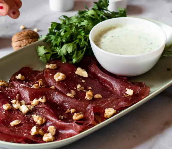 Carpaccio con crema di gorgonzola e noci